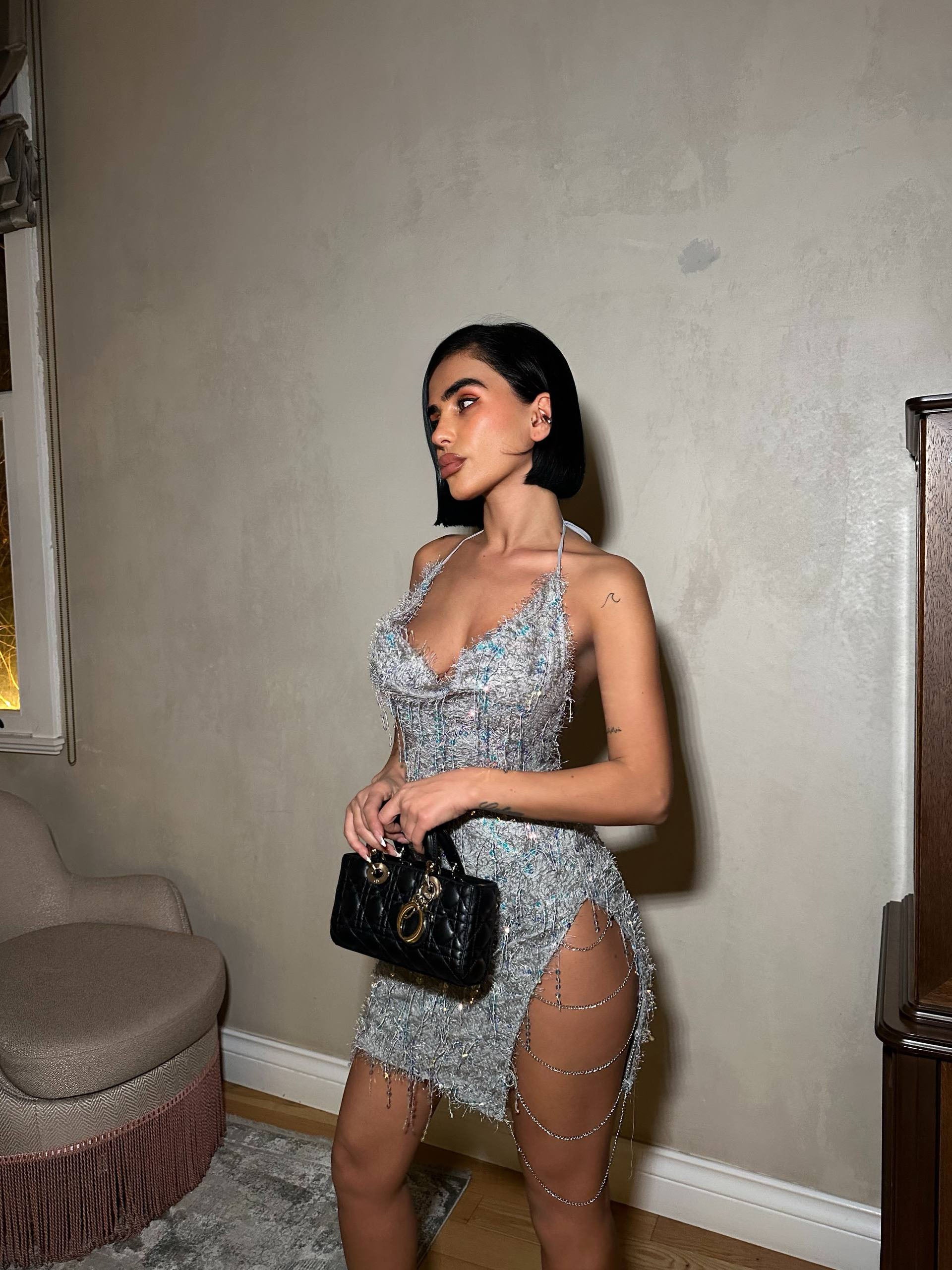 Мини-платье с бахромой из страз — серебристое