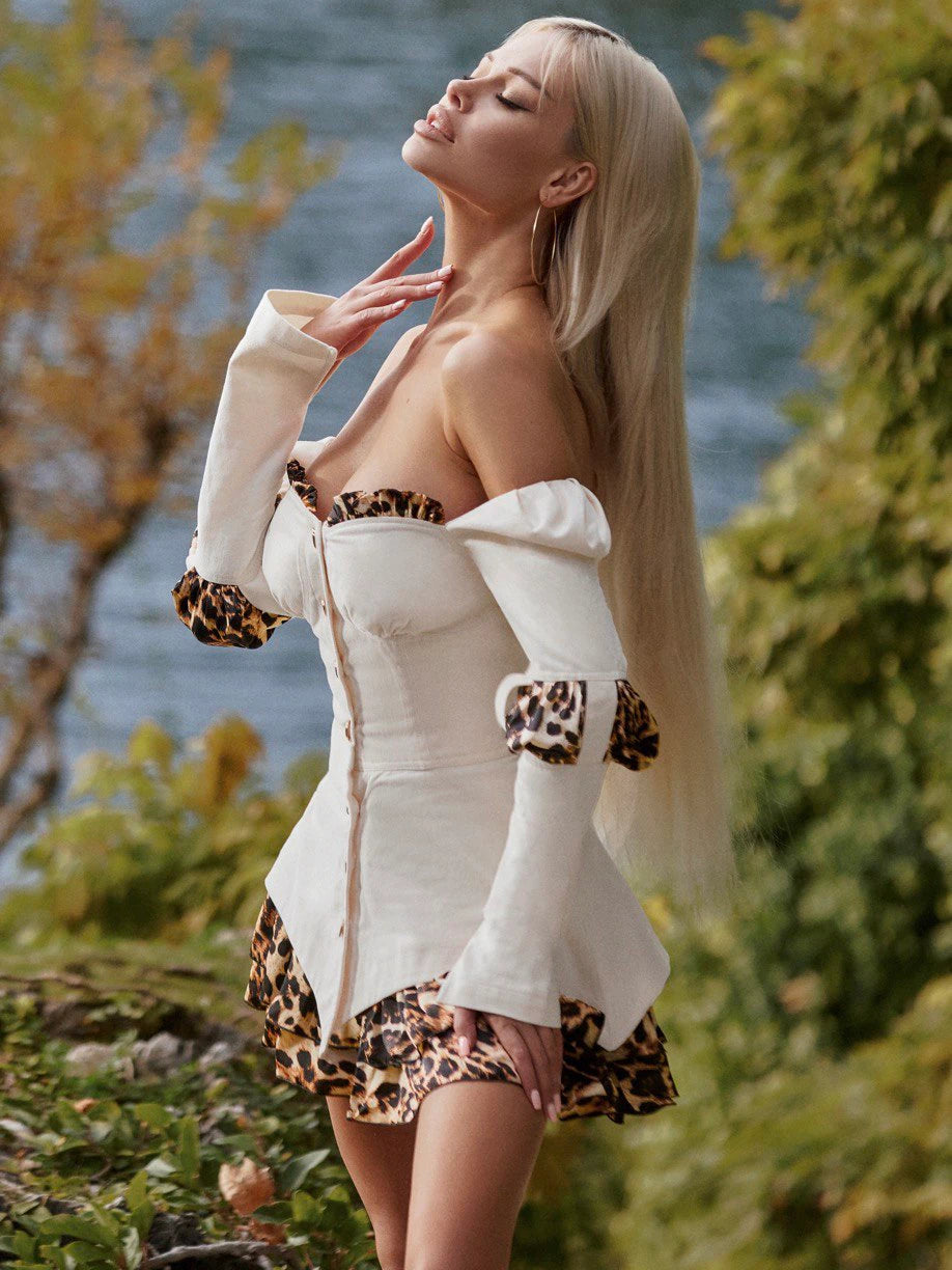 Белое мини-платье с открытыми плечами – Laryss Sharm