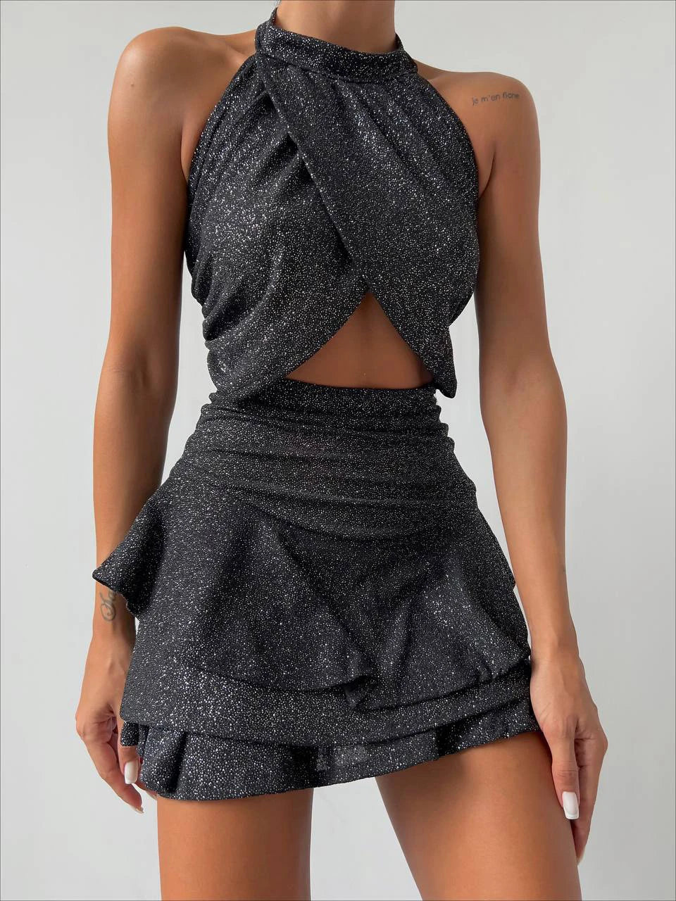 Robe Mini à Volants Noire Brillante – Laryss Sharm